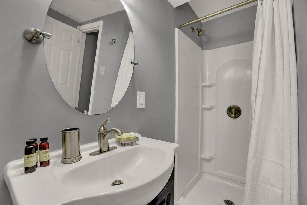 Suites On Seneca - Gorgeous One Bedroom Apartment Harrisburg Esterno foto